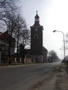 Ulice Rudé Armády - horní část, v&nbsp;pozadí historická věž se&nbsp;zvonicí.