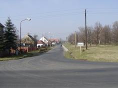 Ulice Rudé Armády - dolní část, vjezd do&nbsp;obce od&nbsp;čističky odpadních vod.
