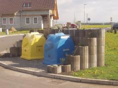výstavba stanoviště pro&nbsp;tříděný odpad (2005) na&nbsp;novém sídlišti v&nbsp;ulici Polní